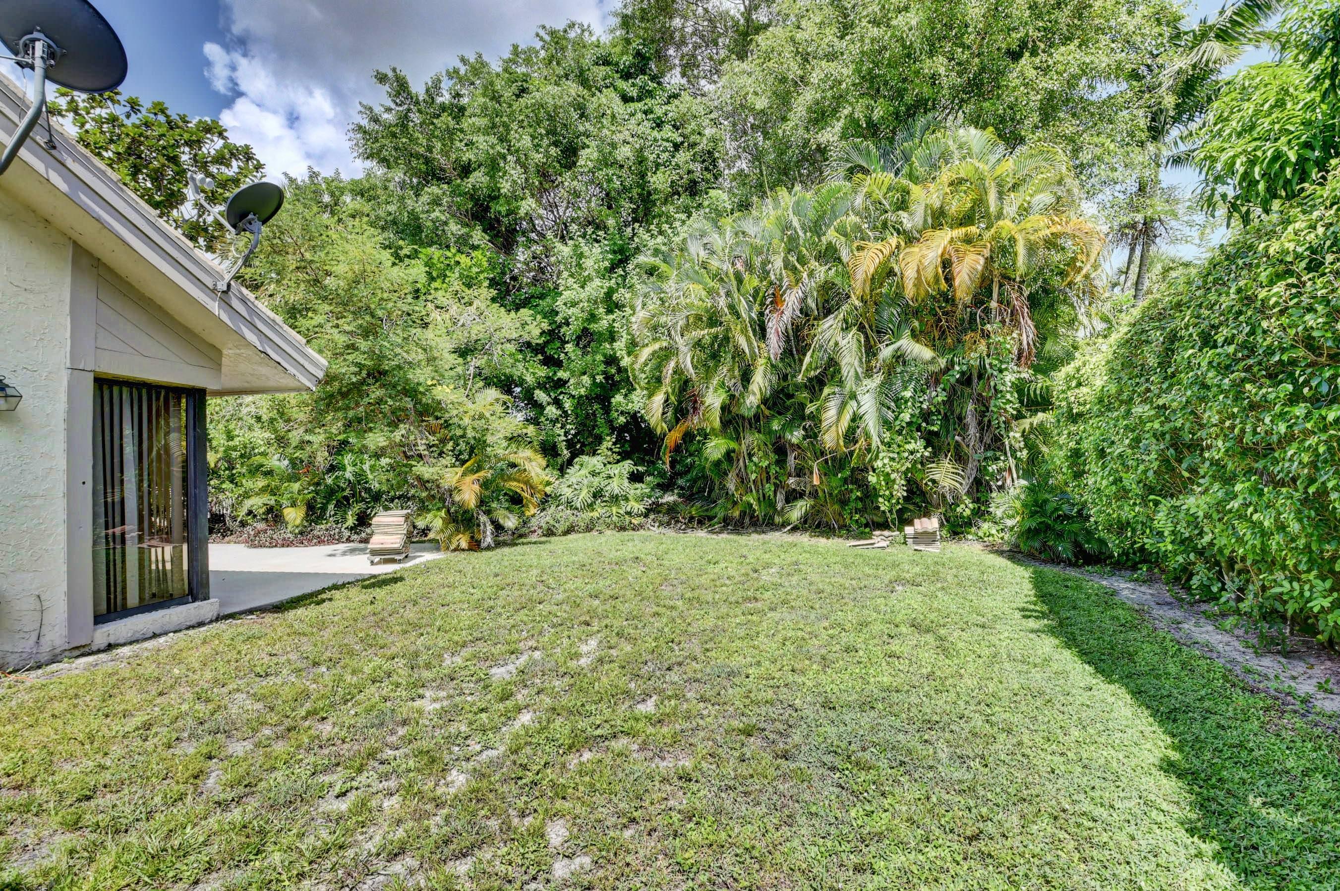 9827 Erica Court Boca Raton, FL 33496 - Photo 16 of 29 LARGE SIDE YARD