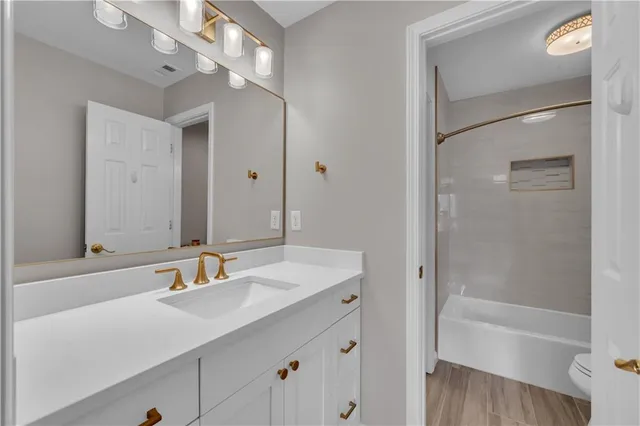 $900,000 | 5640 Overlook Bluff, Johns Creek, GA 30097