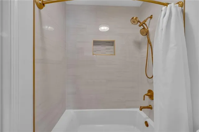 $900,000 | 5640 Overlook Bluff, Johns Creek, GA 30097