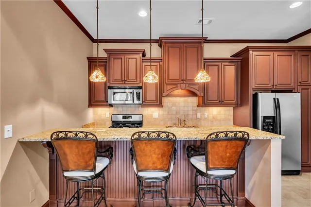 $900,000 | 5640 Overlook Bluff, Johns Creek, GA 30097