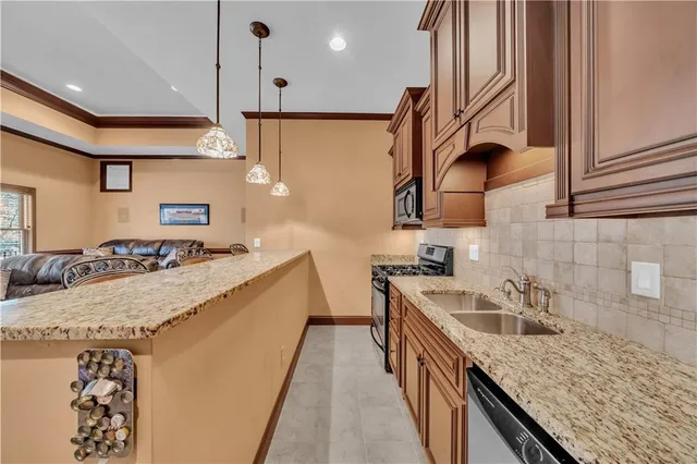 $900,000 | 5640 Overlook Bluff, Johns Creek, GA 30097