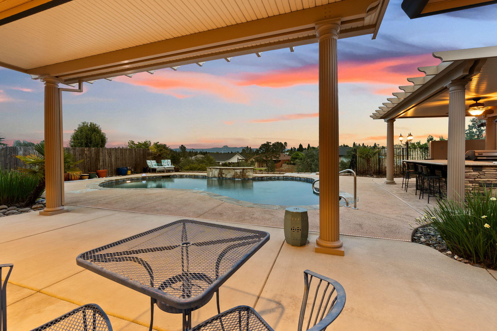 372 Stinson Loop Redding, CA 96003 - Photo 45 of 79 Patio