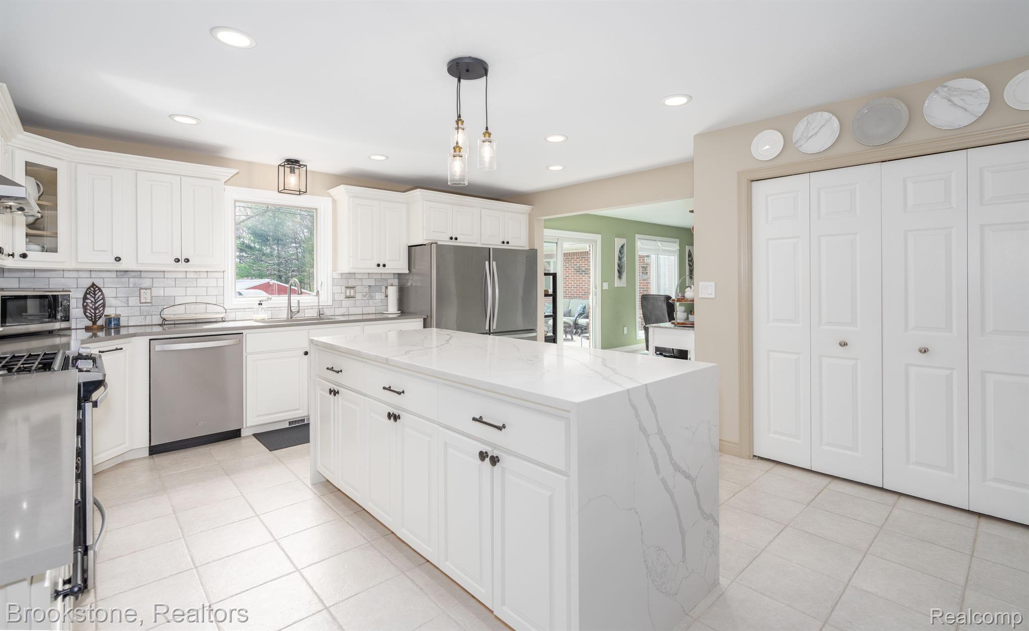 780 East Gunn Road Rochester, MI 48306 - Photo 16 of 56 High-end quartz waterfall counters