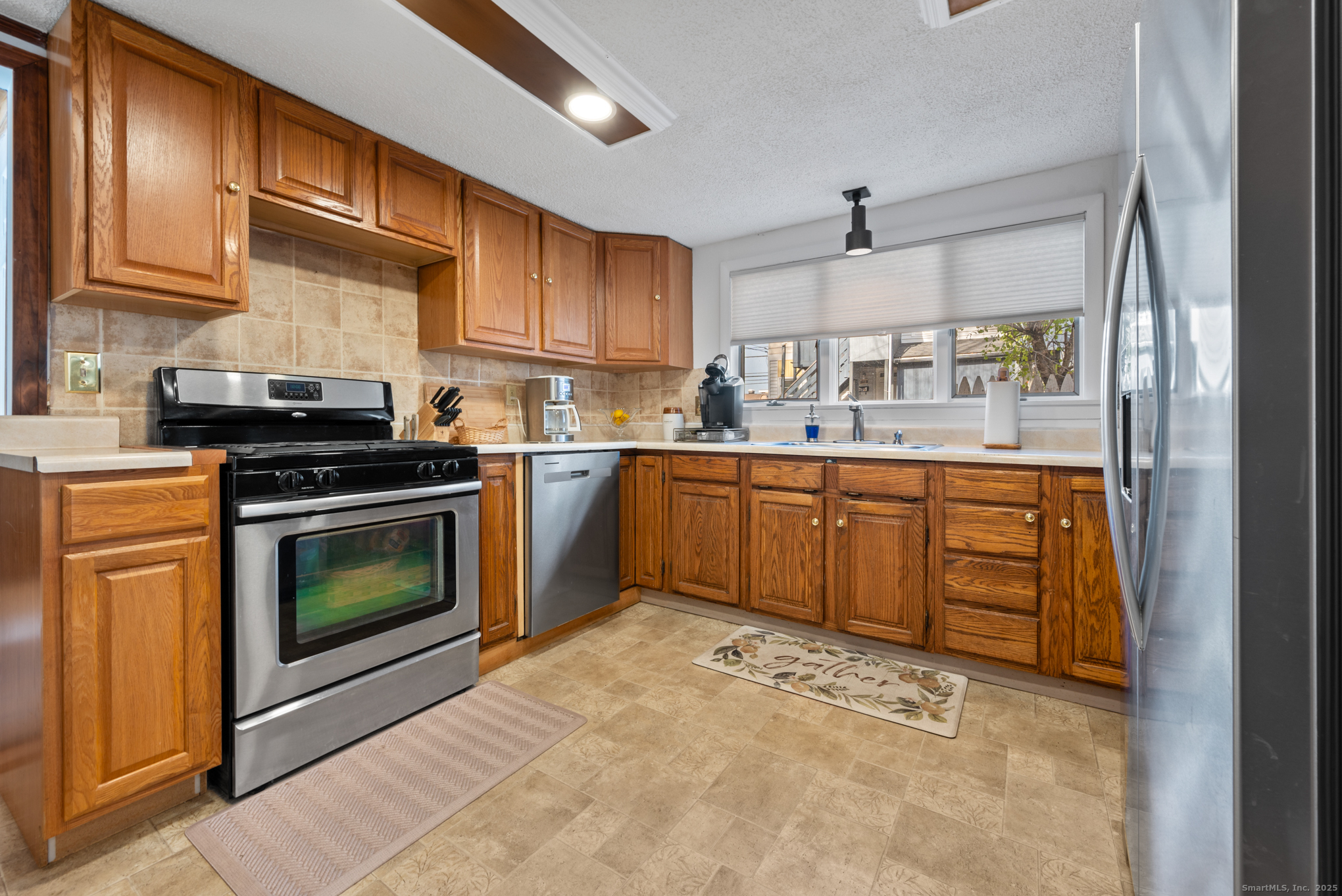 9 Cook Street Manchester, CT 06040 - Photo 4 of 37