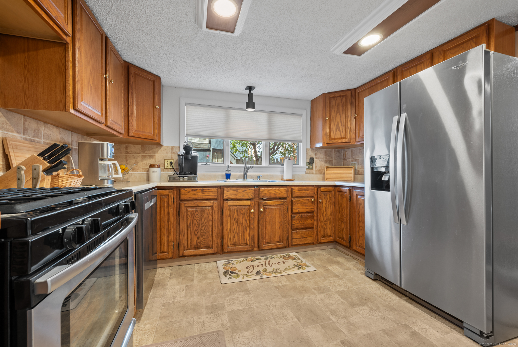 9 Cook Street Manchester, CT 06040 - Photo 5 of 37