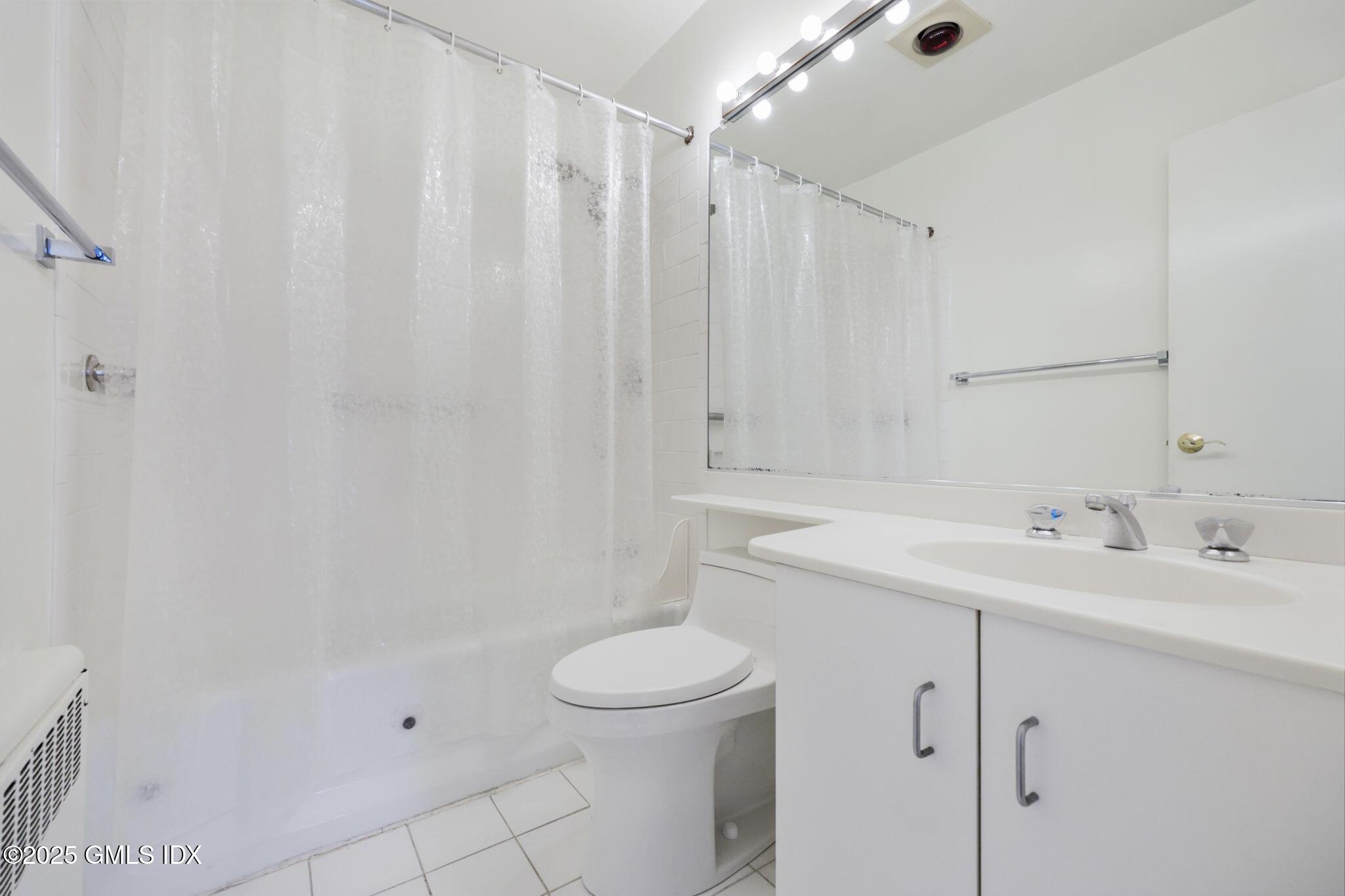 23 Silver Beech Road Riverside, CT 06878 - Photo 9 of 22 Full Bathroom