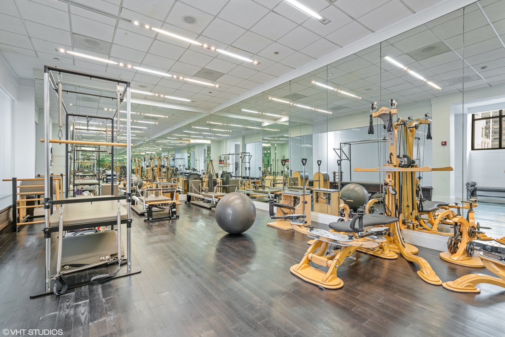 11 East Walton Street, Unit 4202 Chicago, IL 60611 - Photo 46 of 48 a view of a room with gym equipment