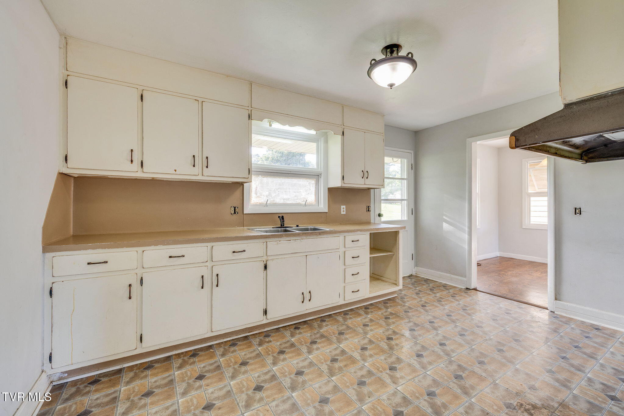 412 Colonial Heights Road Kingsport, TN 37663 - Photo 13 of 29 015