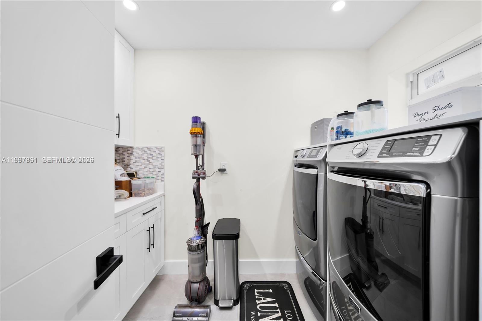1574 Ricardo Avenue Fort Myers, FL 33901 - Photo 22 of 59 a utility room with dryer and washer