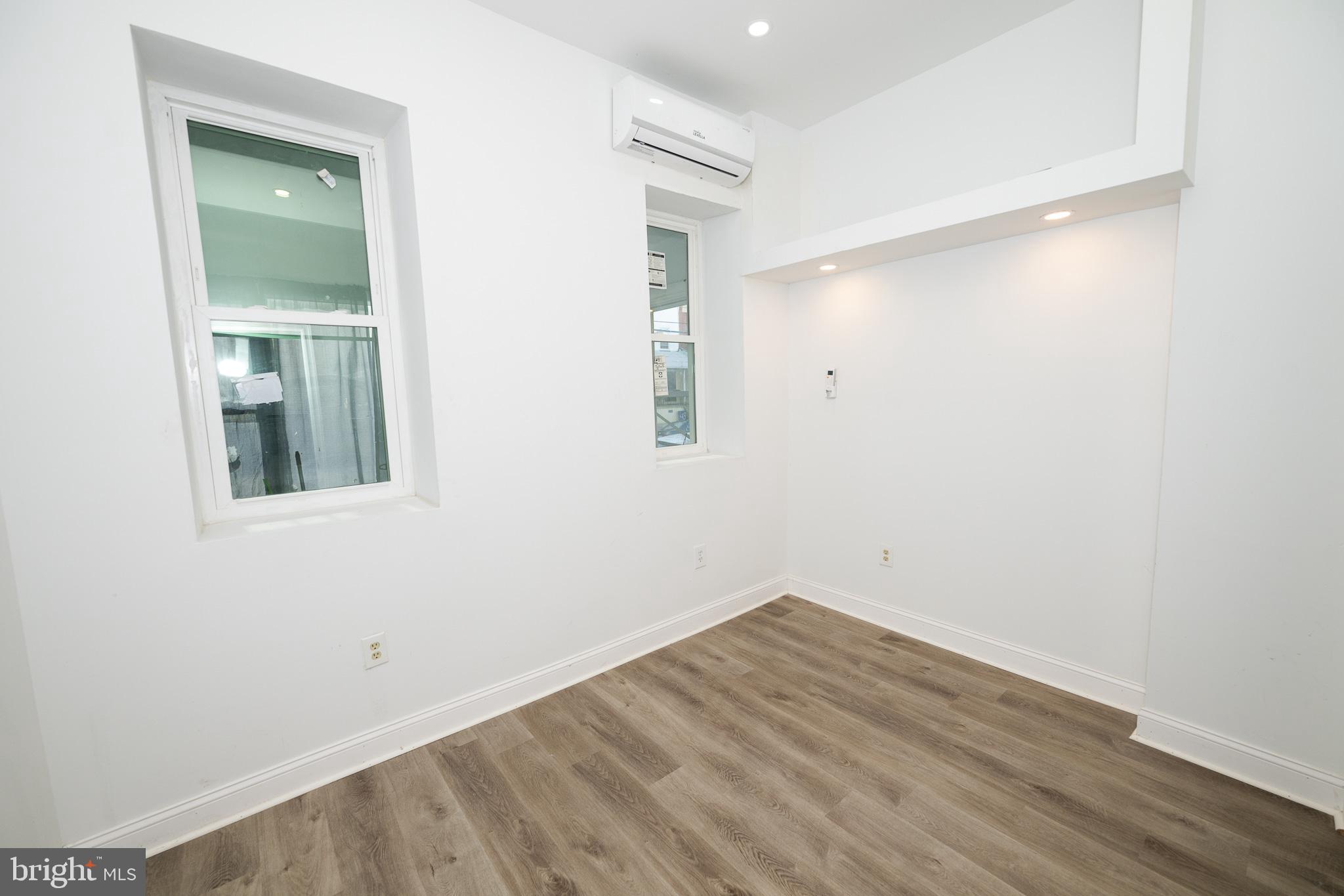 427 North 33rd Street Philadelphia, PA 19104 - Photo 3 of 9 an empty room with a mirror and a window