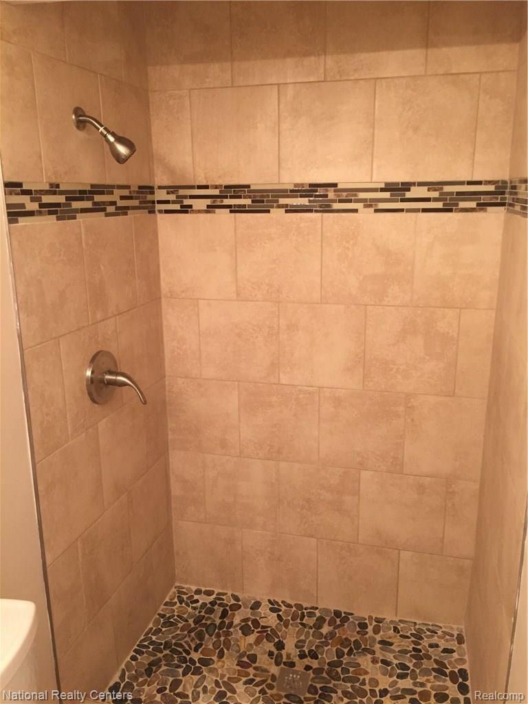 41851 Ridge Road East Novi, MI 48375 - Photo 9 of 12 IMG_1265.JPG