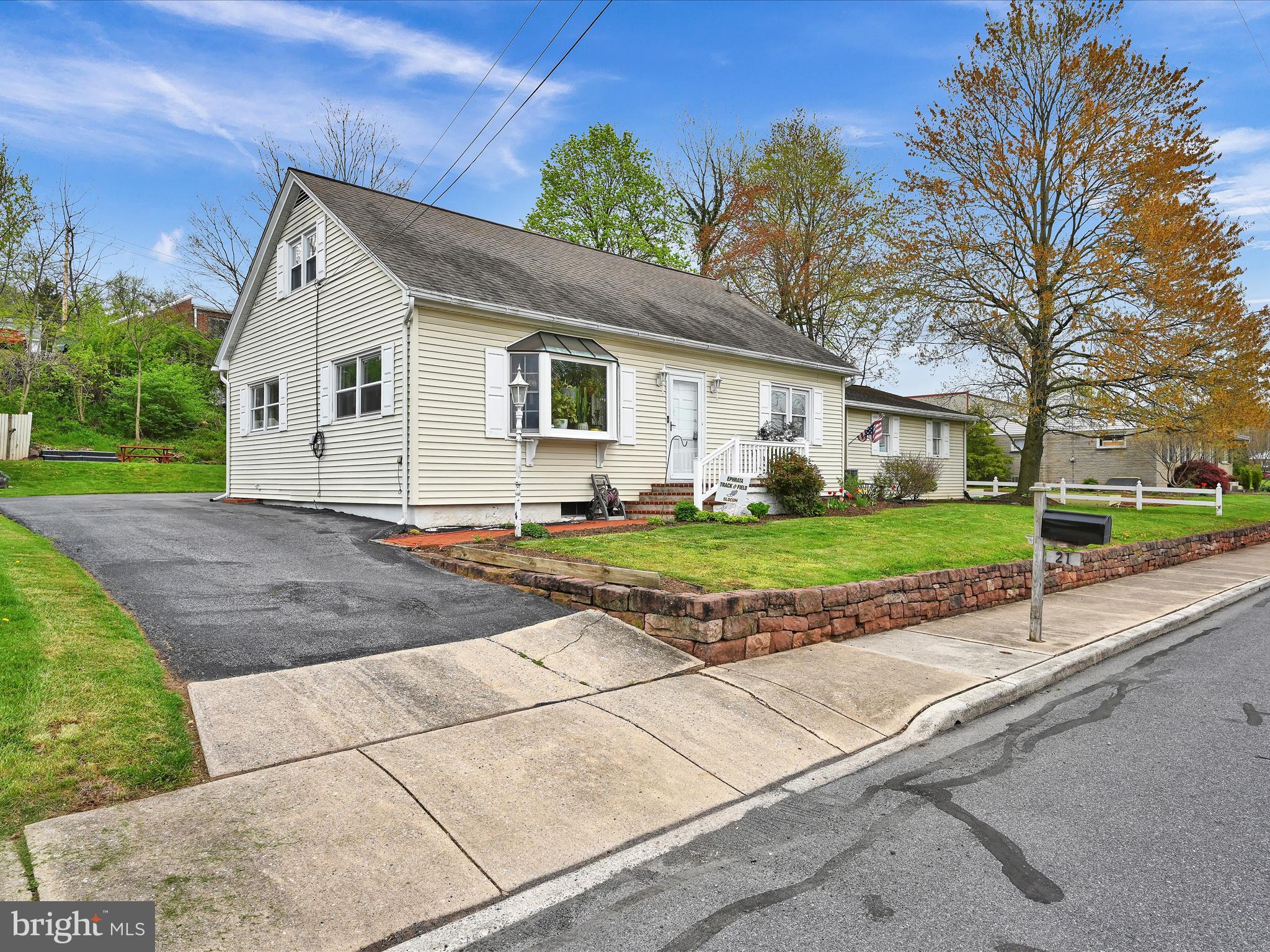 21 Landis Road Ephrata, PA 17522 - Photo 2 of 30 Front w long driveway in back