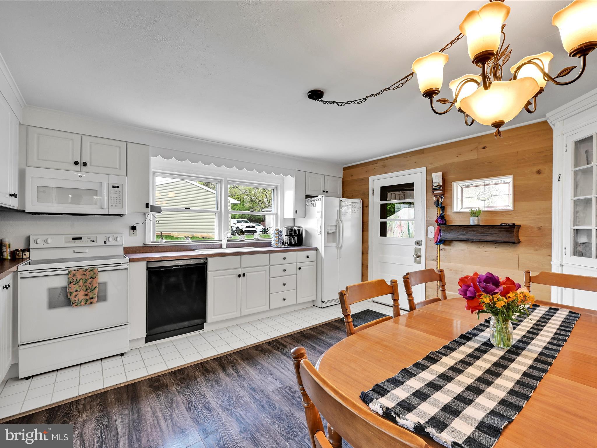 21 Landis Road Ephrata, PA 17522 - Photo 9 of 30 Eat-In-Kitchen Updated w new cabinet faces