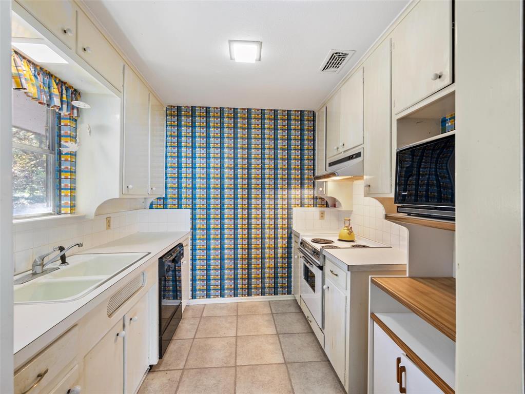 13030 Miller Road Azle, TX 76020 - Photo 25 of 38 Small efficient kitchen, what on the grill?