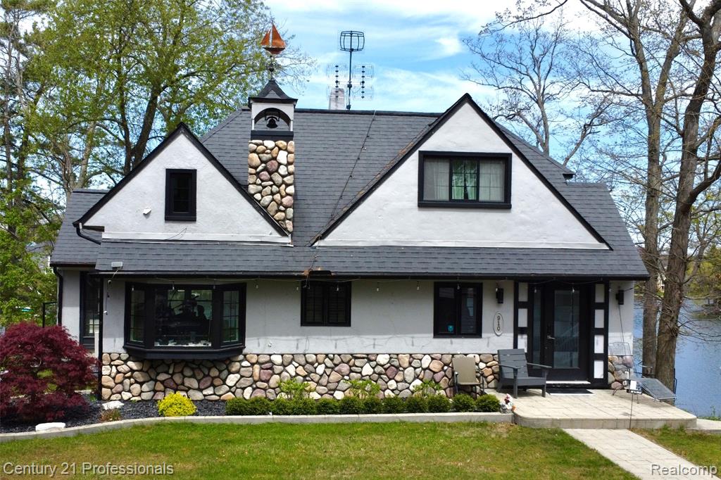 910 Pine Tree Road West Lake Orion, MI 48362 - Photo 1 of 52 Gallery Image 1