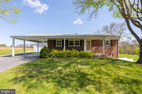 a view of a house with backyard and garden