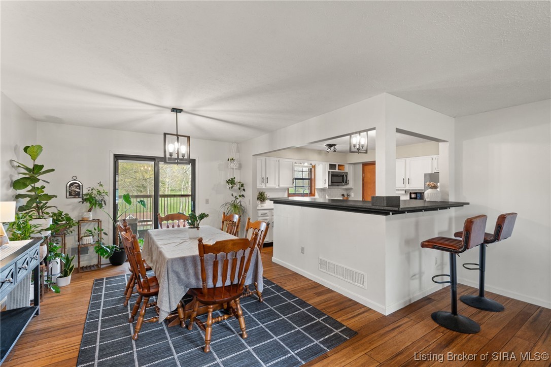 5510 Briarhill Drive Floyds Knobs, IN 47119 - Photo 12 of 88 Dining area w/ breakfast bar