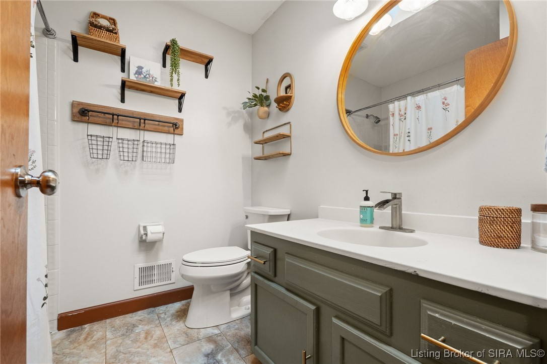 5510 Briarhill Drive Floyds Knobs, IN 47119 - Photo 20 of 88 Hall bathroom on main level