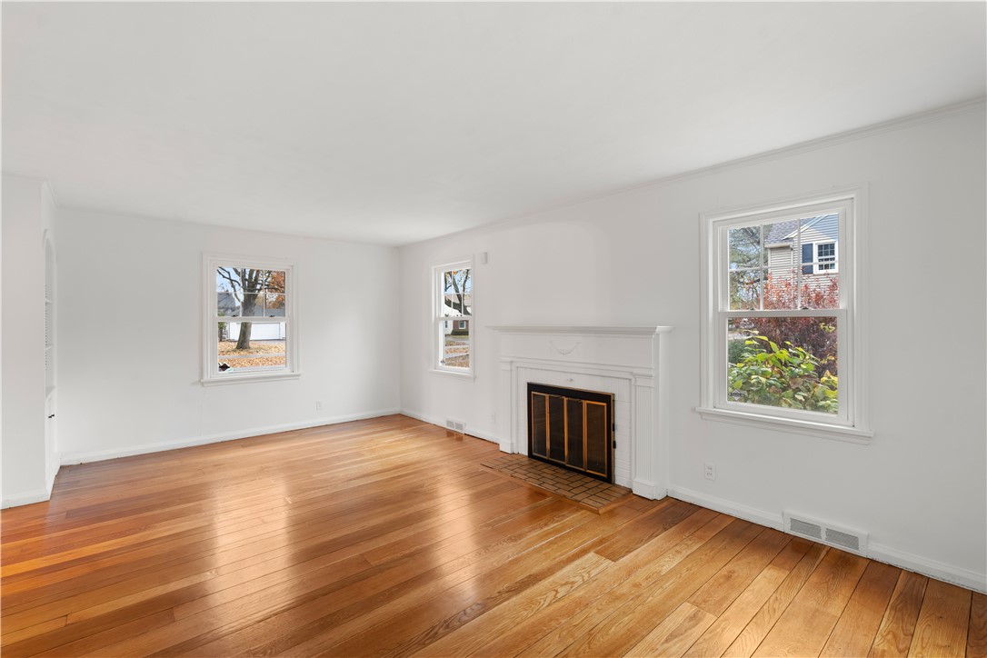205 Daley Boulevard Irondequoit, NY 14617 - Photo 3 of 27 Spacious living room