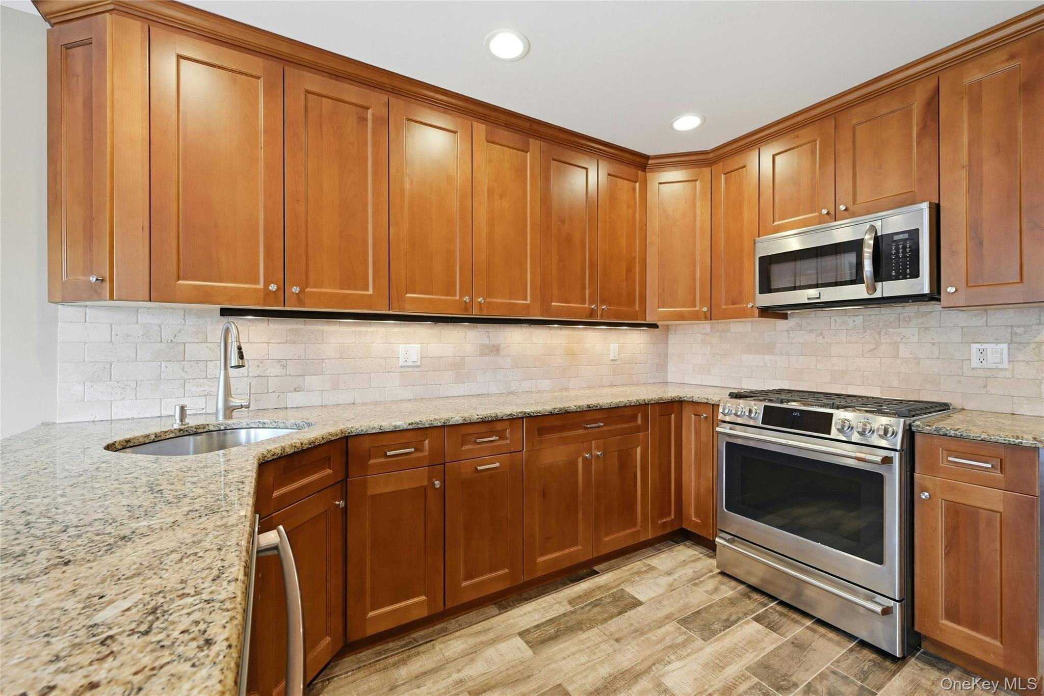 233 Glen Drive, Unit 233 Ridge, NY 11961 - Photo 16 of 32