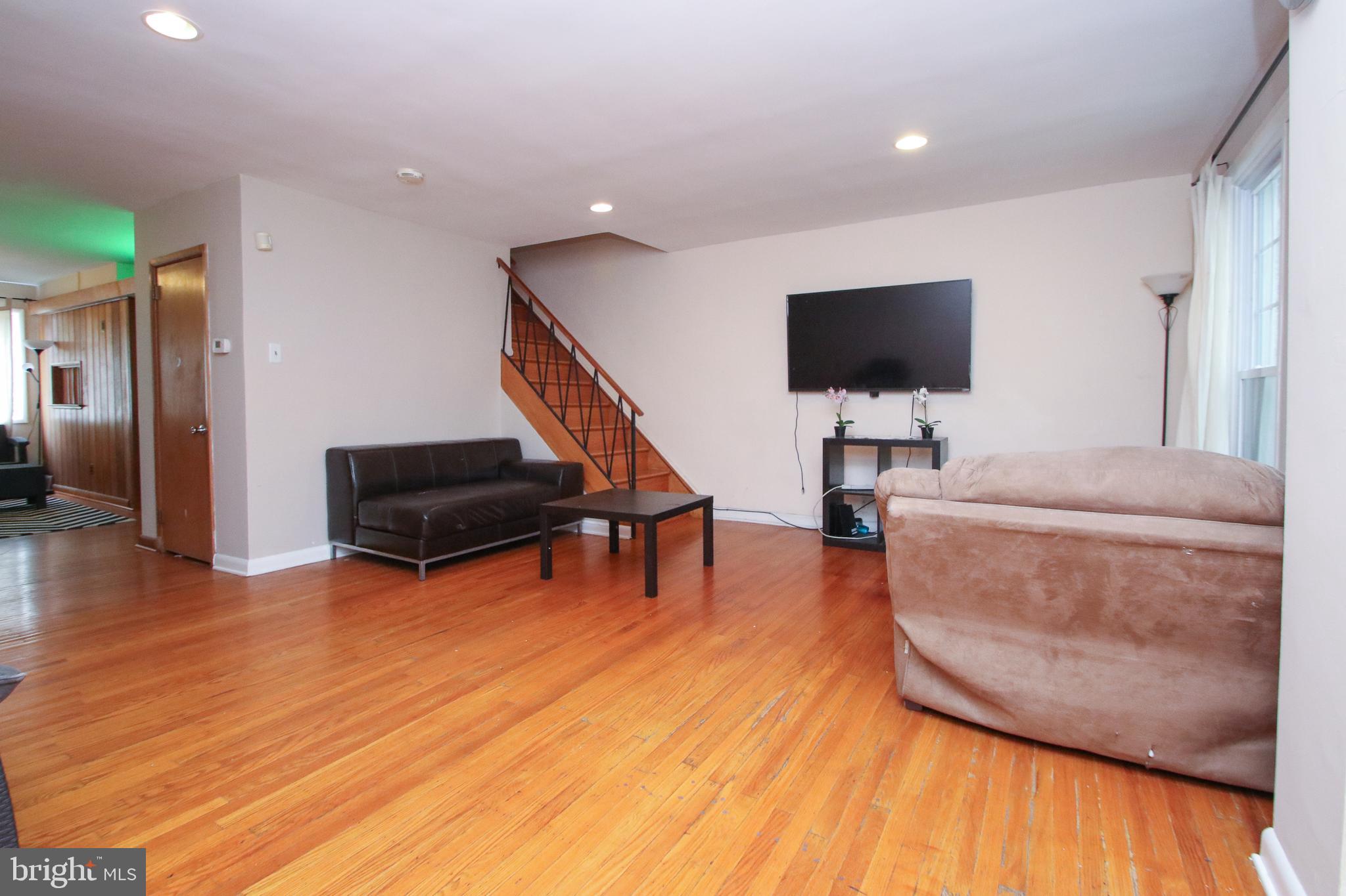 2734 West Country Club Road Philadelphia, PA 19131 - Photo 5 of 30 Living Room