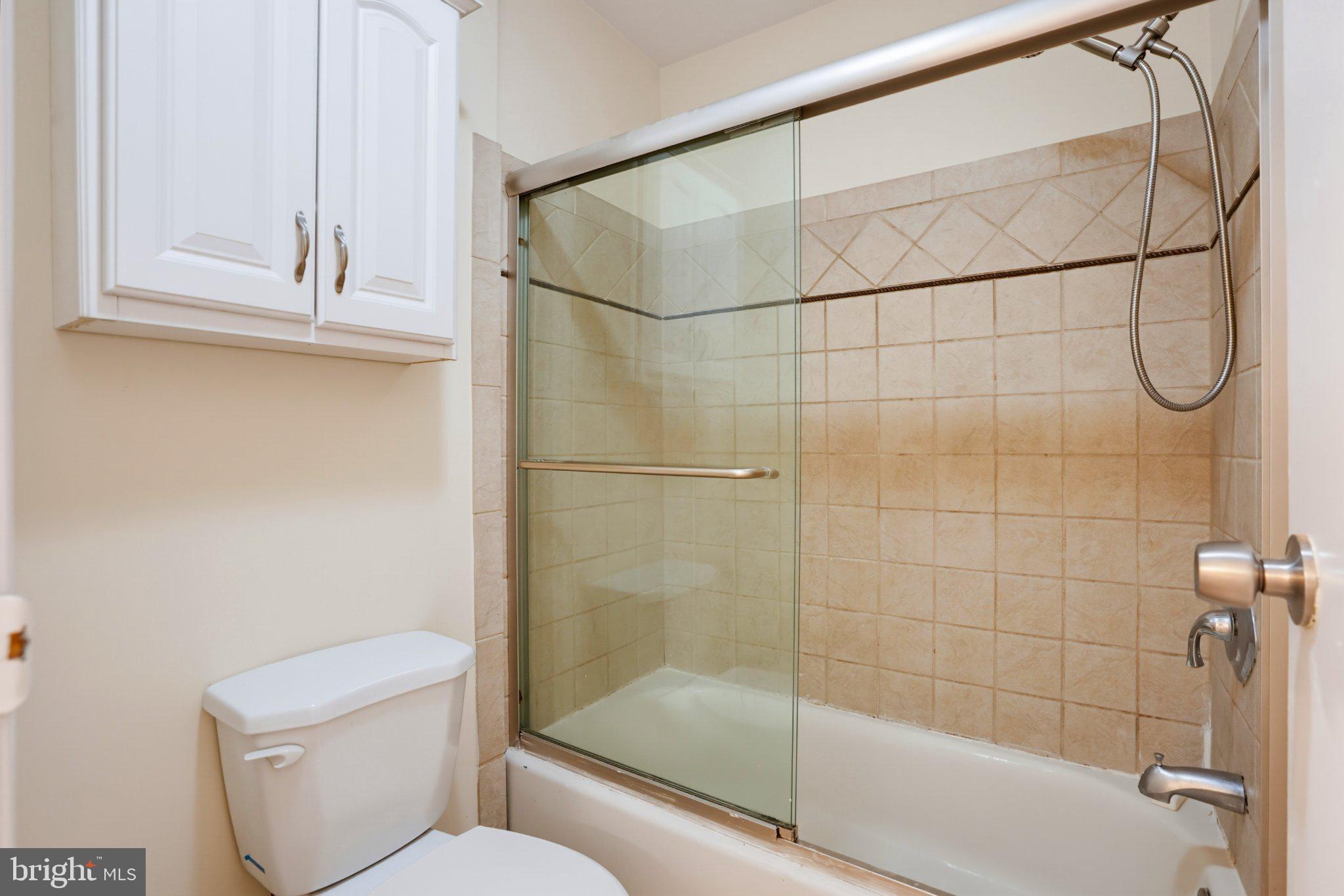 5800 Royal Ridge Drive, Unit T Springfield, VA 22152 - Photo 11 of 12 Bathroom toilet and shower/tub