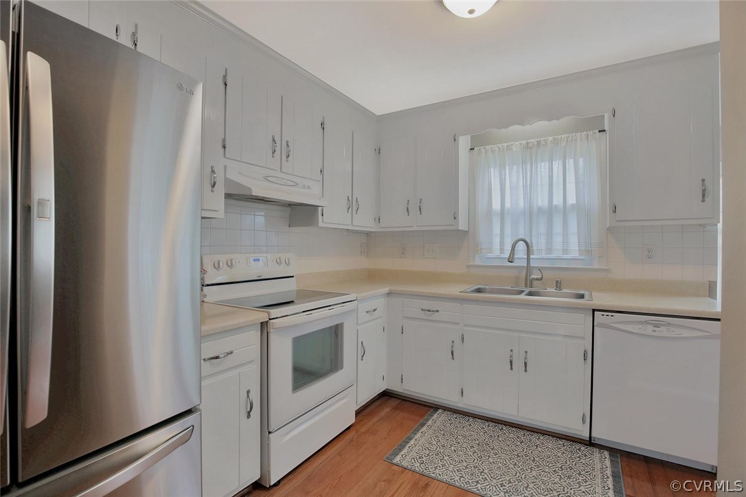 5717 Laurel Trail Road Midlothian, VA 23112 - Photo 10 of 28 a kitchen with appliances cabinets and a sink