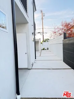 $5,600 | 5191-5191 Lindley Avenue, Tarzana, CA 91356