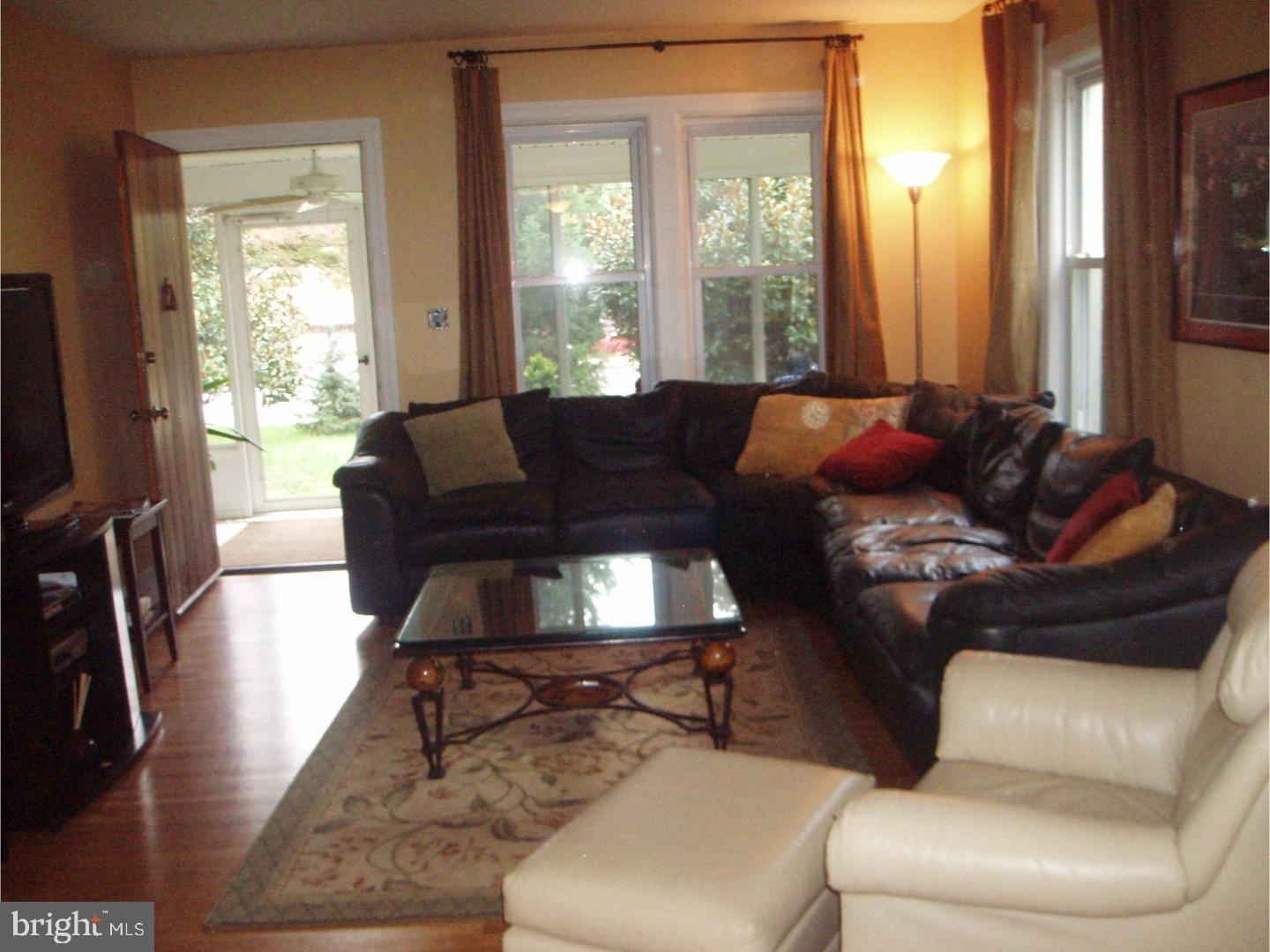 1052 Edinburg Road Hamilton, NJ 08690 - Photo 9 of 23 Living Room