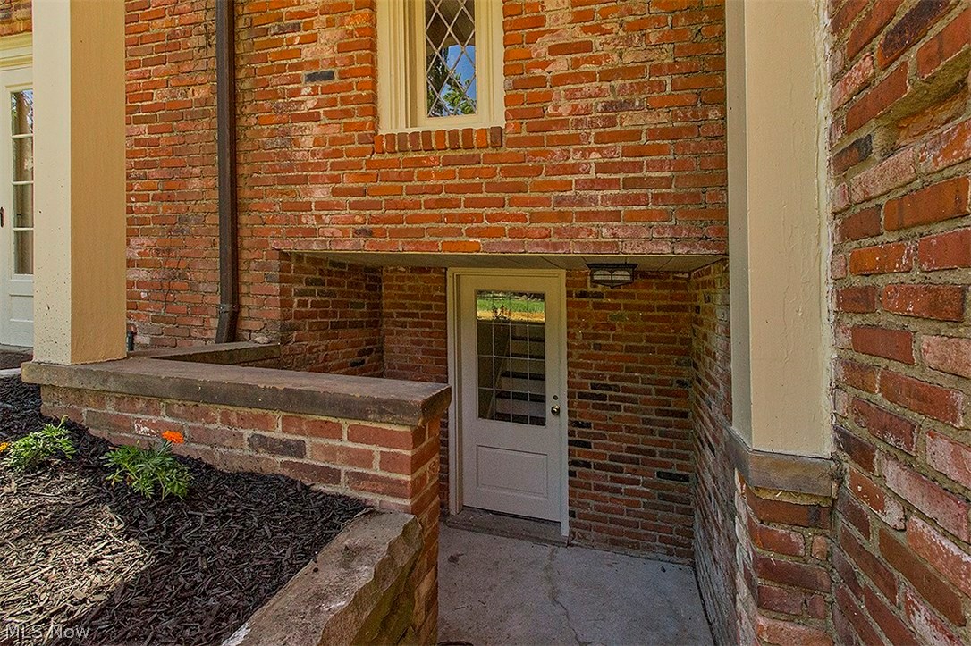 22299 Parnell Road Beachwood, OH 44122 - Photo 3 of 35