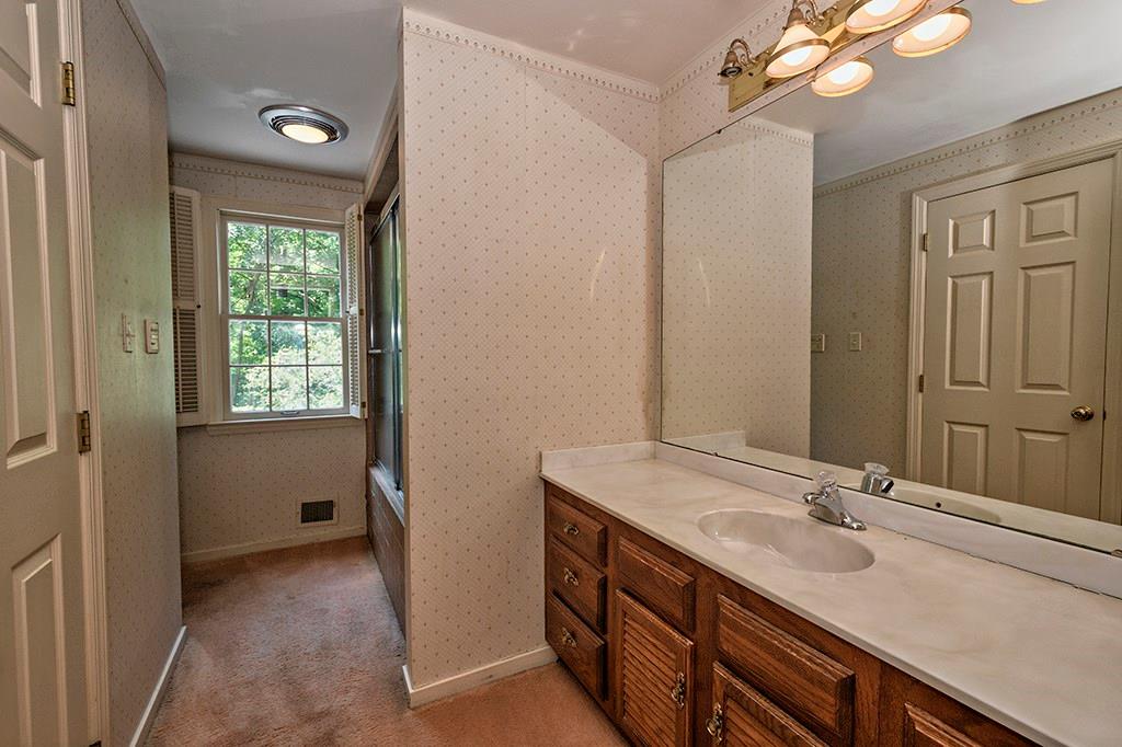 625 Twin Pine Road Pittsburgh, PA 15215 - Photo 18 of 25 Center hall bathroom