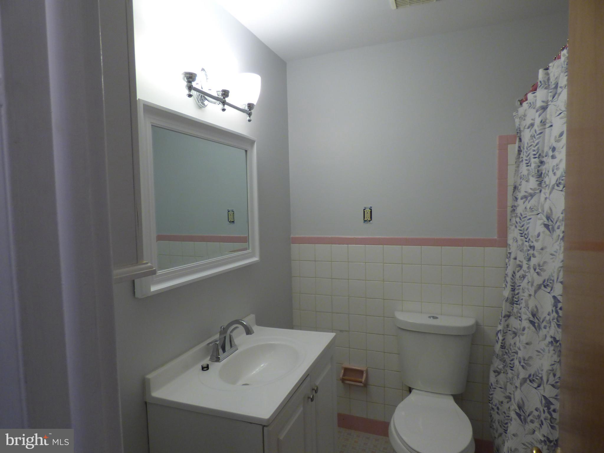 572 Remsen Road Philadelphia, PA 19115 - Photo 12 of 32 Hall Bath