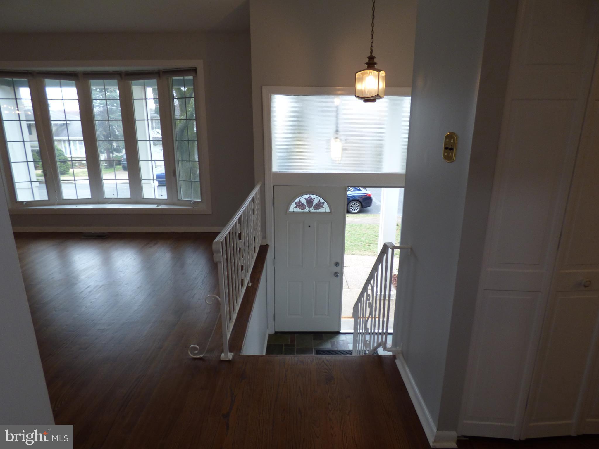 572 Remsen Road Philadelphia, PA 19115 - Photo 3 of 32 Foyer