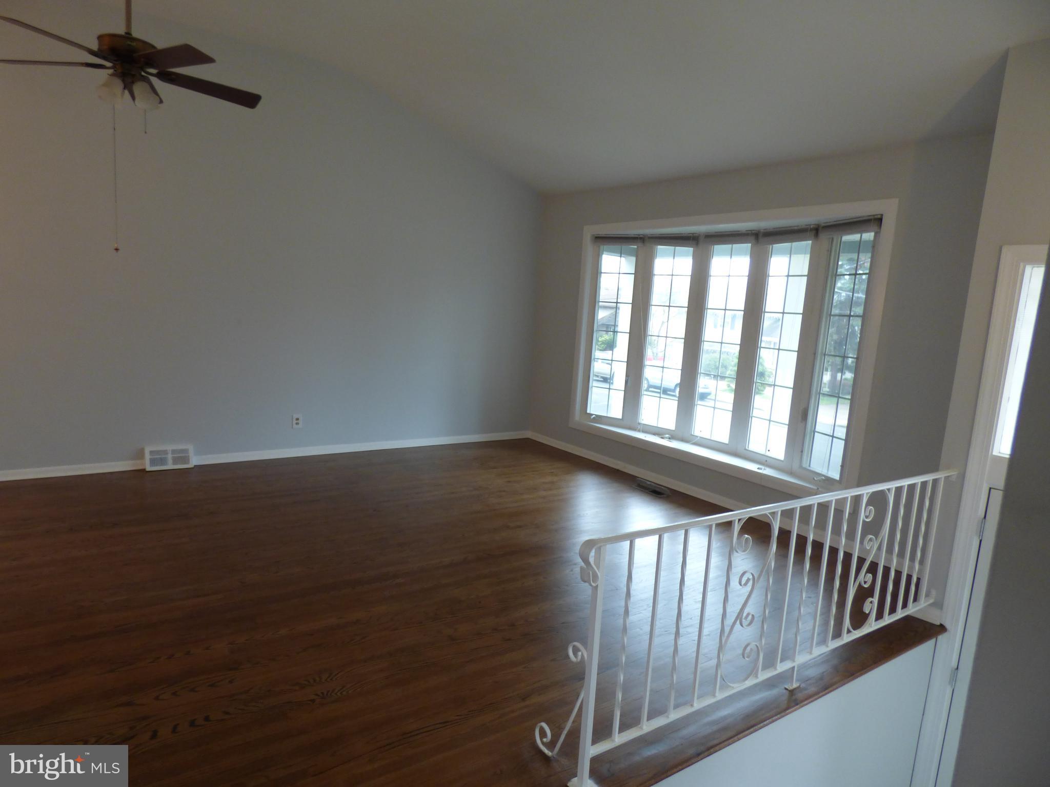 572 Remsen Road Philadelphia, PA 19115 - Photo 4 of 32 Living room