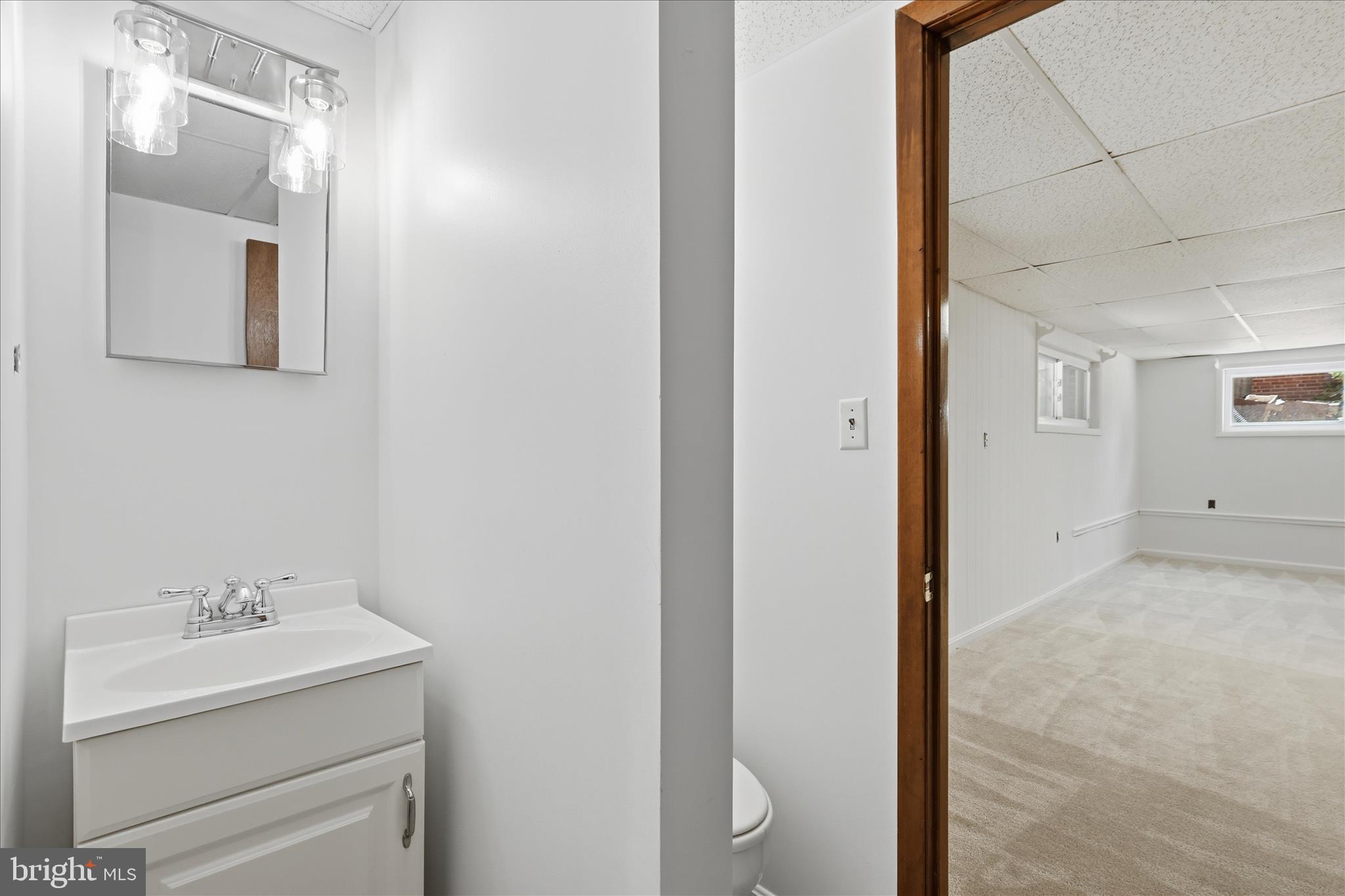 5609 Sedgwick Lane Springfield, VA 22151 - Photo 27 of 41 half bath
