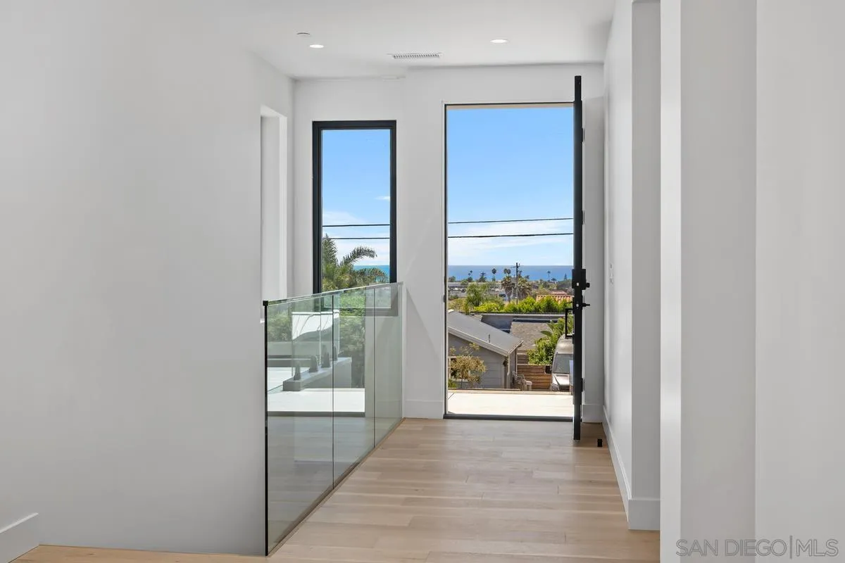 1009 Arcadia Road Encinitas, CA 92024 - Photo 16 of 37 a view of an entryway