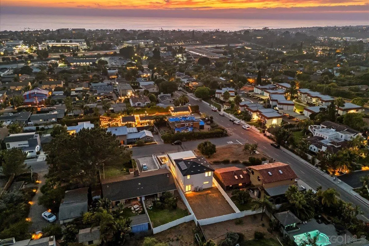 1009 Arcadia Road Encinitas, CA 92024 - Photo 33 of 37 an aerial view of a city