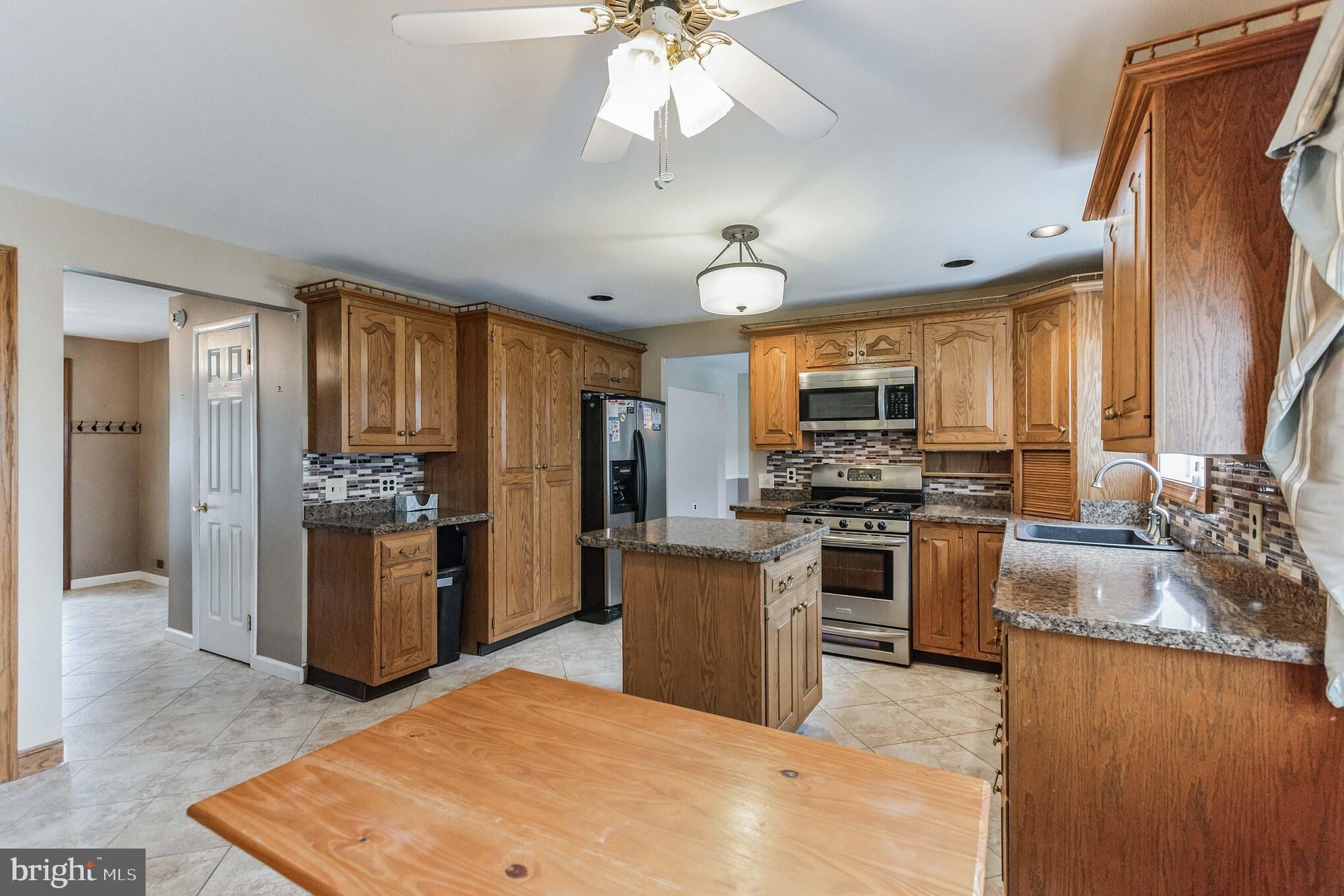 19 Candlestick Road Clementon, NJ 08021 - Photo 13 of 32 a kitchen with stainless steel appliances granite countertop a refrigerator stove and sink
