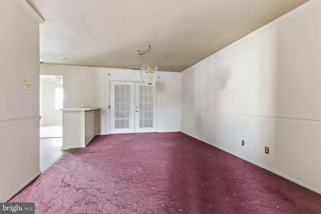 an empty room with windows and pillars in it