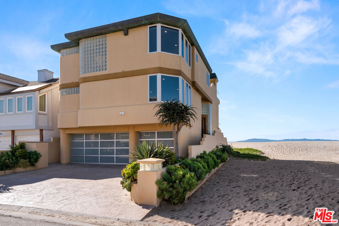 3461 Ocean Drive Oxnard, CA 93035 - Photo 25 of 30 a front view of a house with a yard