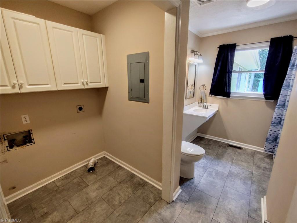 820 Hillcrest Drive Rockingham, NC 28379 - Photo 15 of 50 Hall bathroom with main laundry