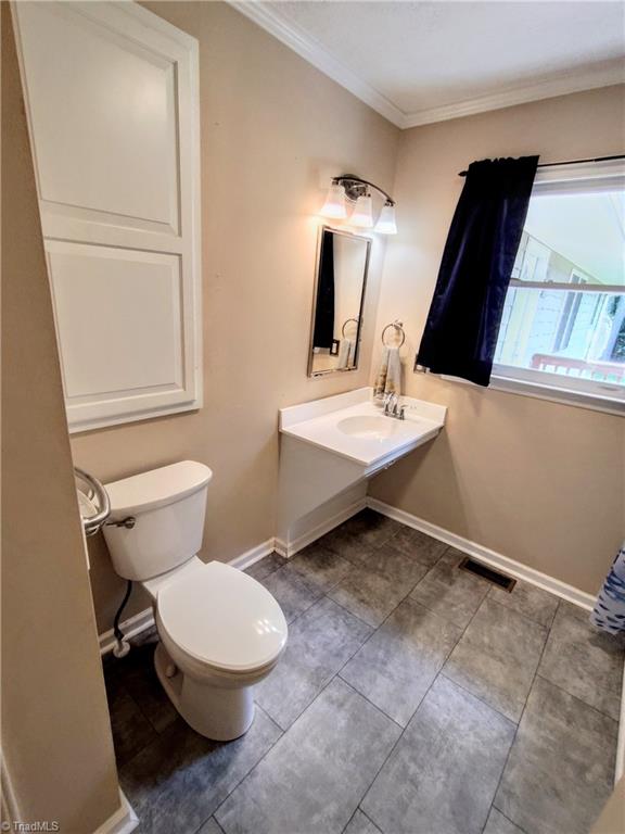 820 Hillcrest Drive Rockingham, NC 28379 - Photo 17 of 50 Hall bathroom with main laundry