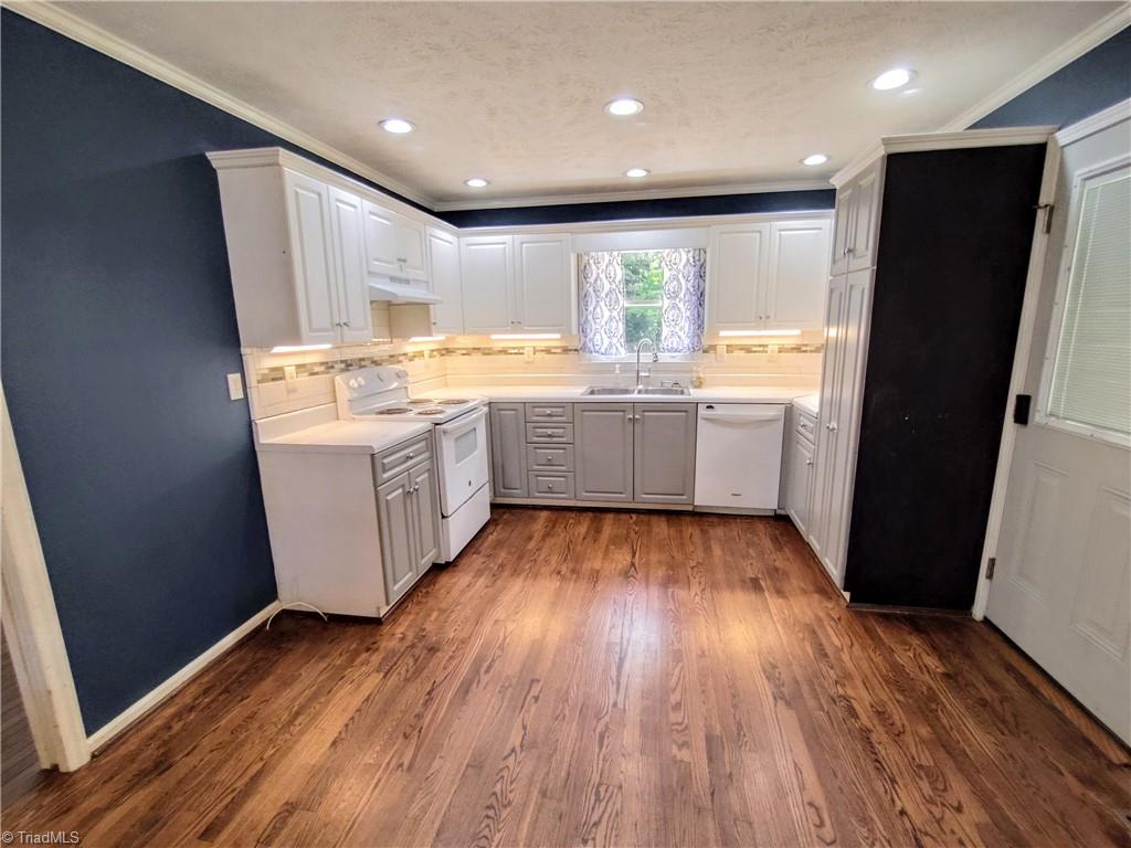 820 Hillcrest Drive Rockingham, NC 28379 - Photo 8 of 50 Kitchen with eat in dining