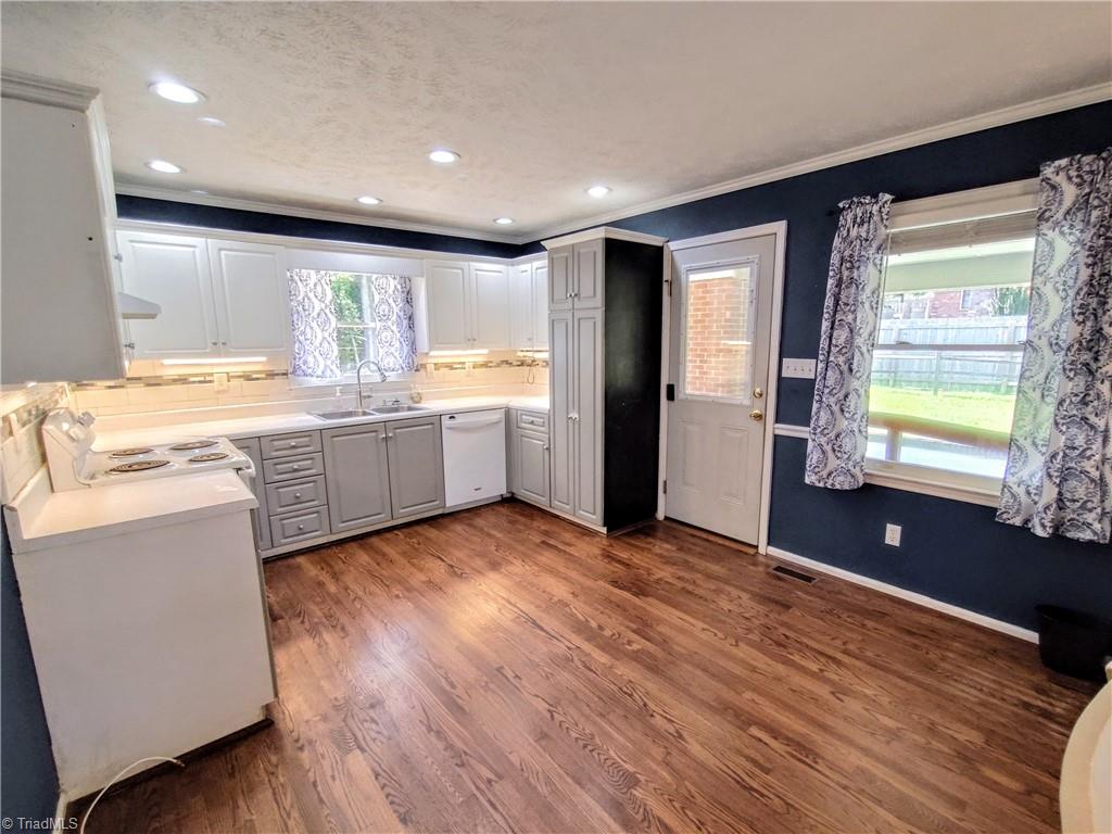 820 Hillcrest Drive Rockingham, NC 28379 - Photo 10 of 50 Kitchen with eat in dining