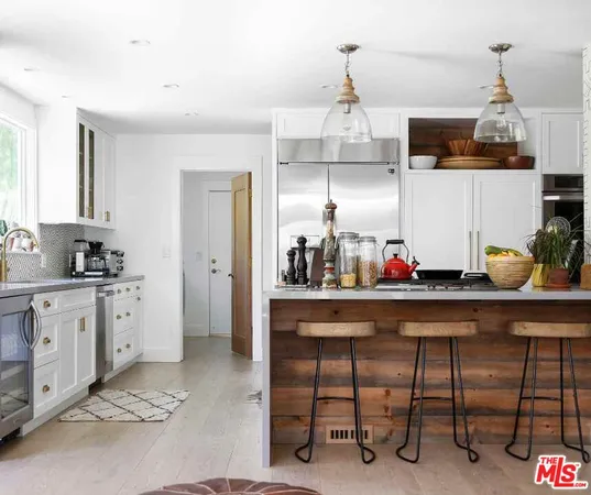 a view of entryway with furniture