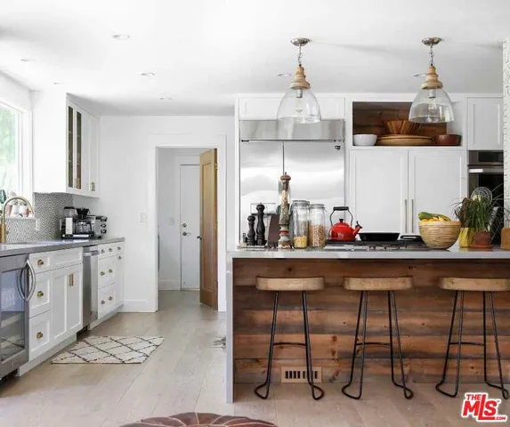 a view of entryway with furniture