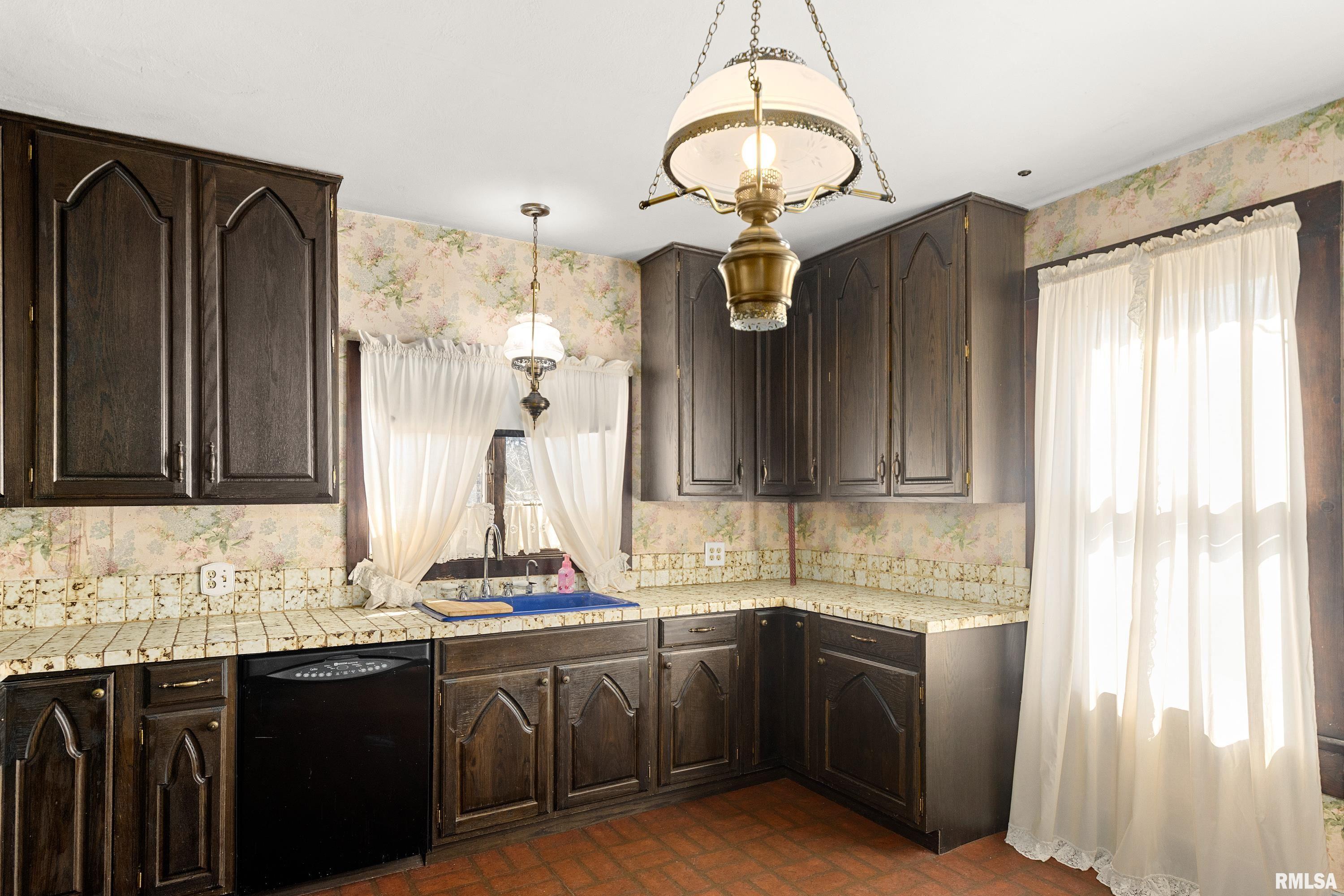 218 West Elm Street Chillicothe, IL 61523 - Photo 11 of 34