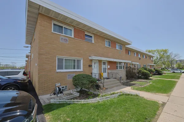 $345,000 | 8668 Gregory Lane, Unit F, Des Plaines, IL 60016