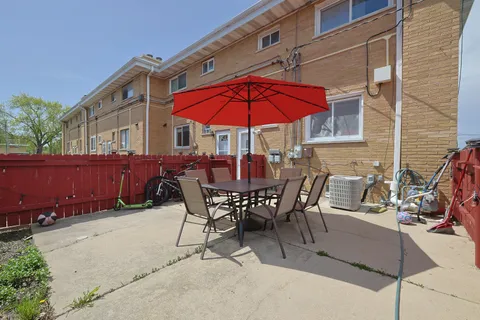 $345,000 | 8668 Gregory Lane, Unit F, Des Plaines, IL 60016