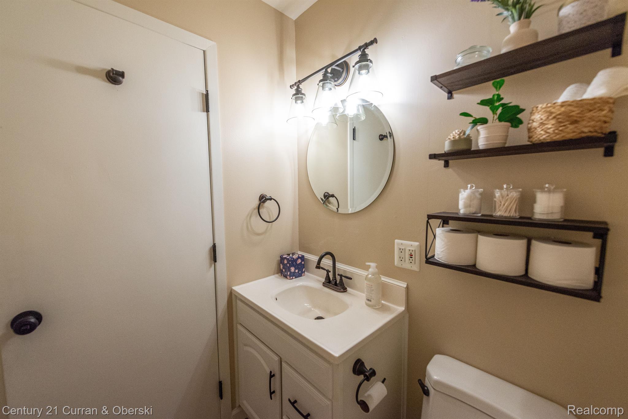 21728 Colgate Street Farmington, MI 48336 - Photo 33 of 40 Full bathroom on first floo